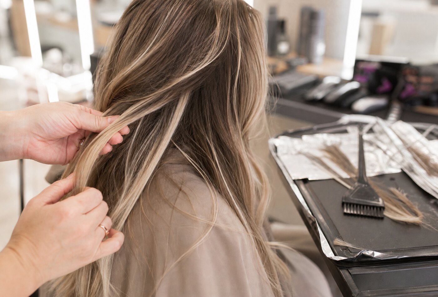 Delikatne pasma balayage przygotowywane podczas koloryzacji